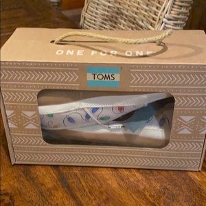 NEW NEVER OPENED THE BOX! TOMS YOUTH SIZE 6